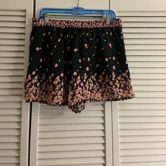 Floral printed shorts with front sash - Picture 2 of 4
